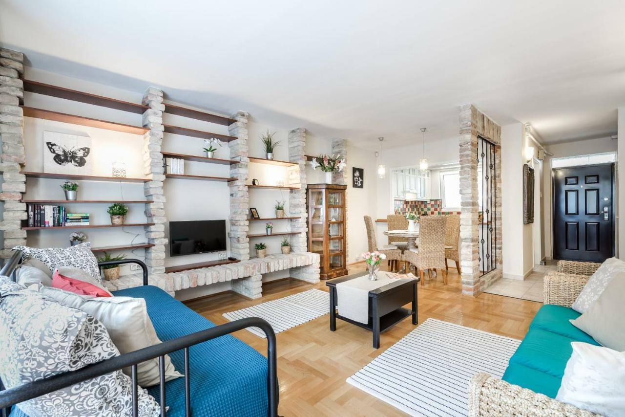 Bpr Golden Corner Suite With Balcony & A/C — Photos 2